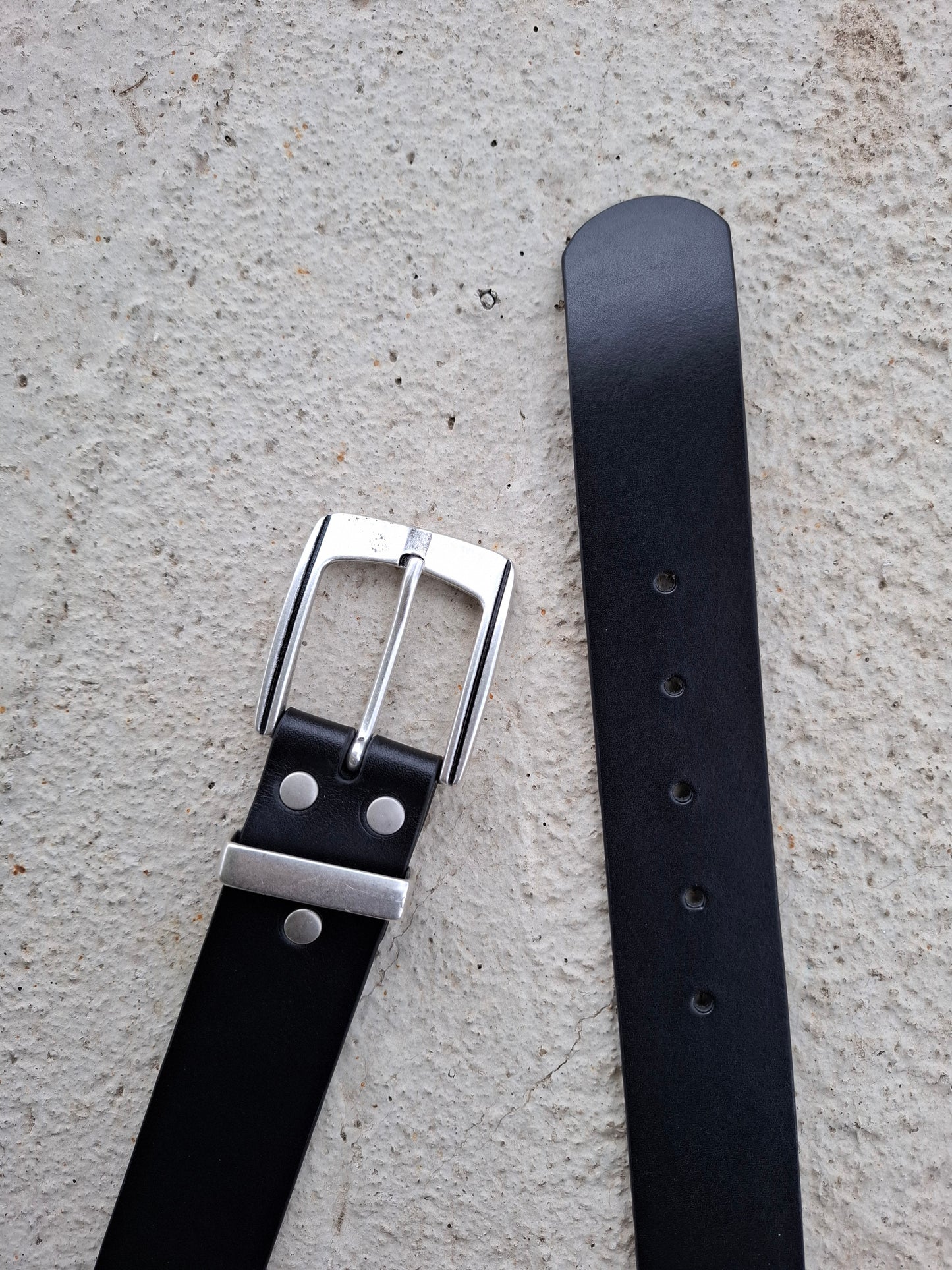 Cinturón hombre de piel negro 4cm hebilla plata vieja con raya negra