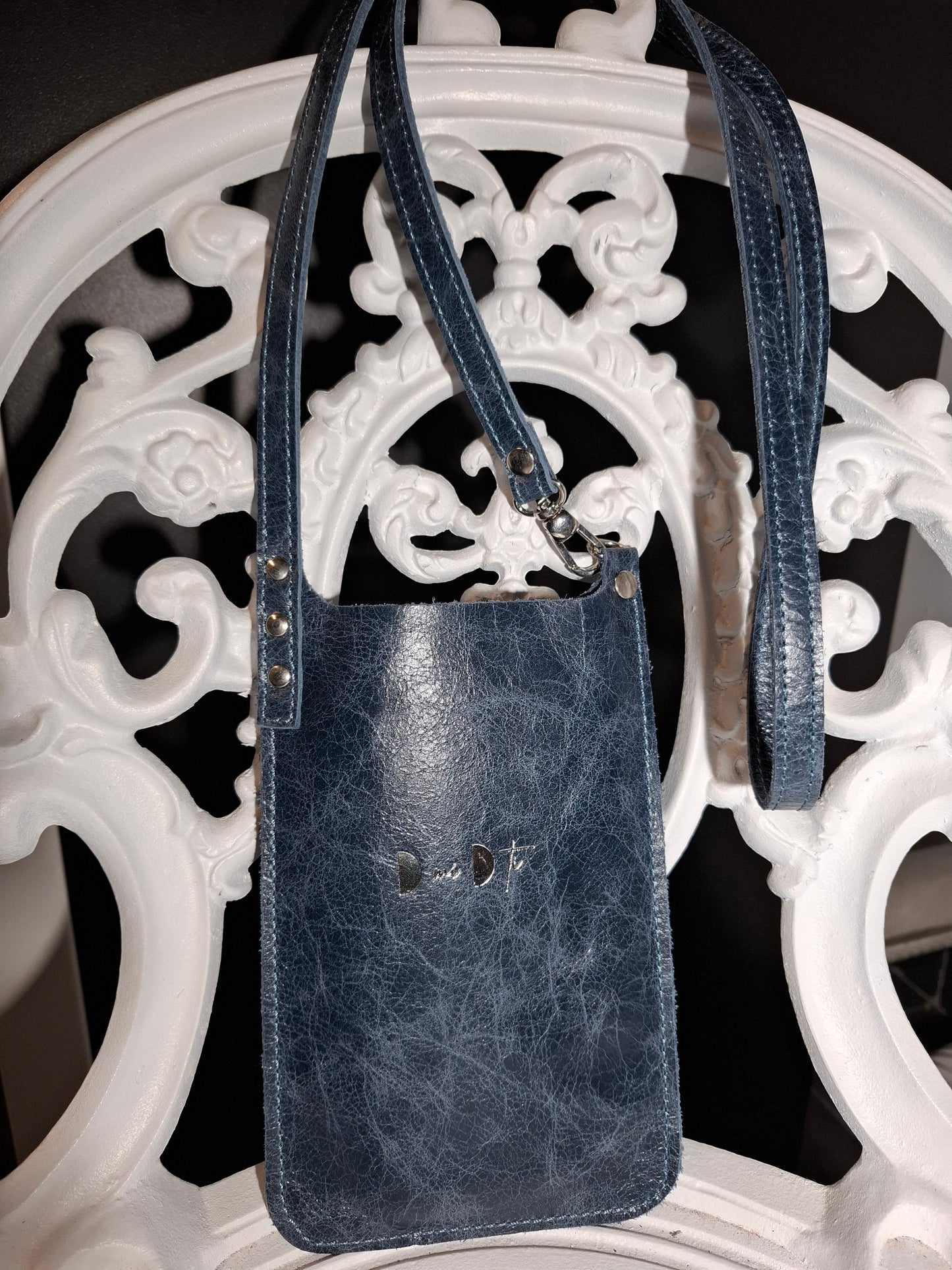 Bolso de móvil de piel envejecida azul