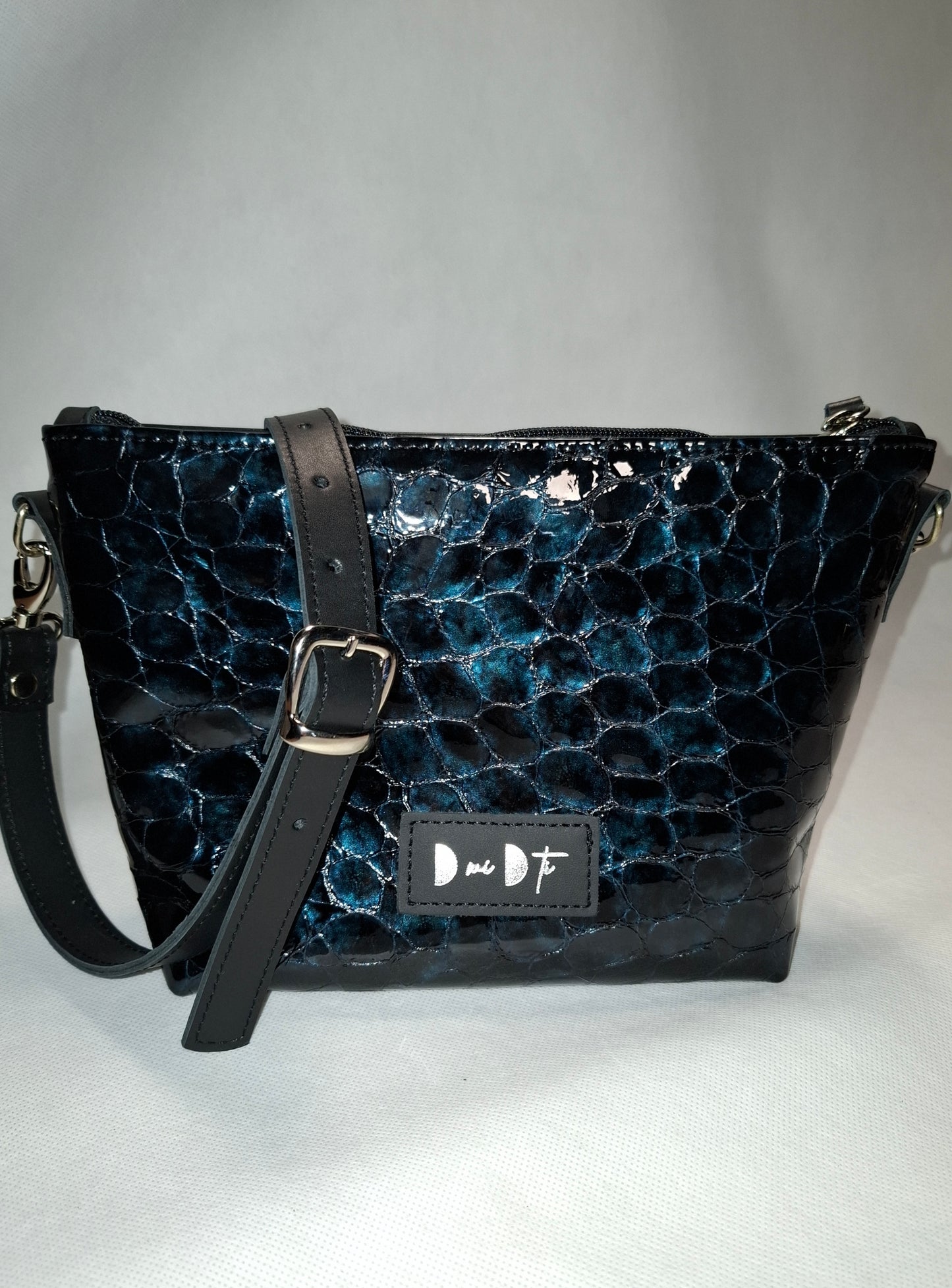 Bolso bandolera YERA piel escama azul brillo y negro