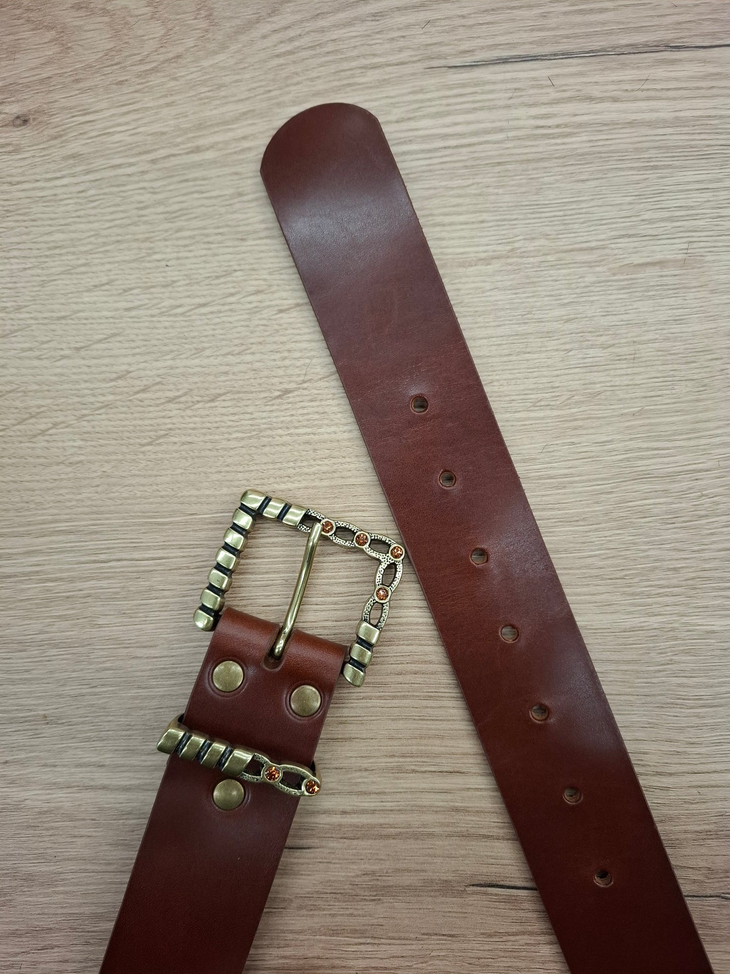 Cinturón de piel marrón 4cm hebilla oro viejo piedras