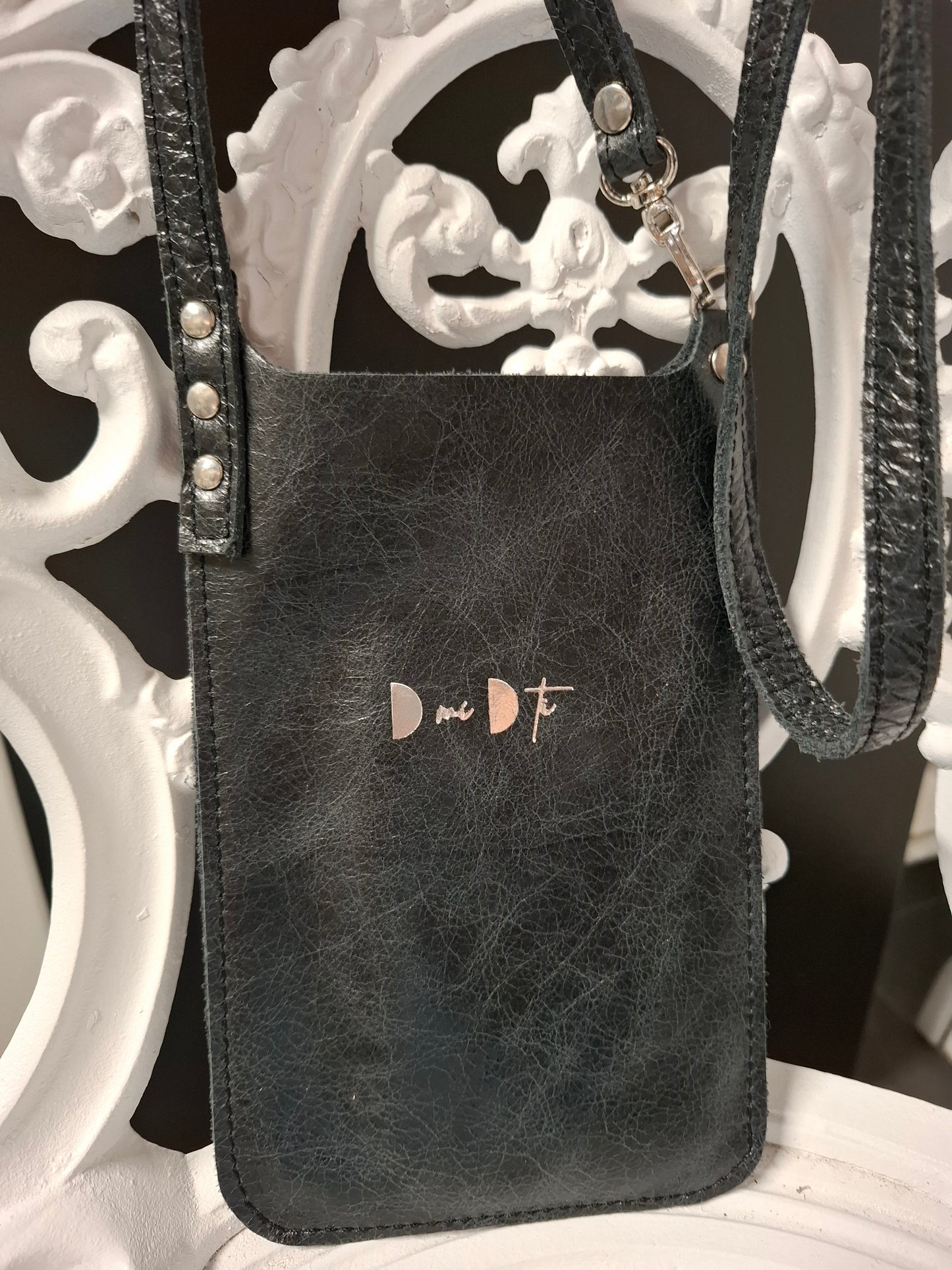 Bolso de móvil de piel envejecida negra