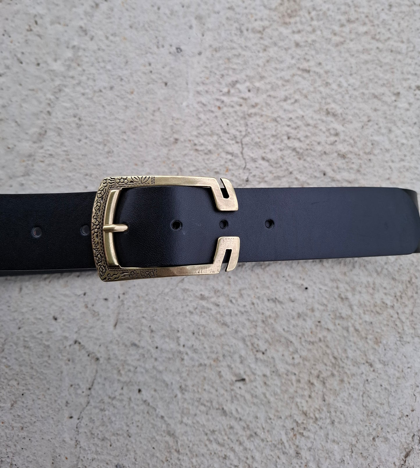 Cinturón de piel negro 4cm hebilla patillas oro viejo