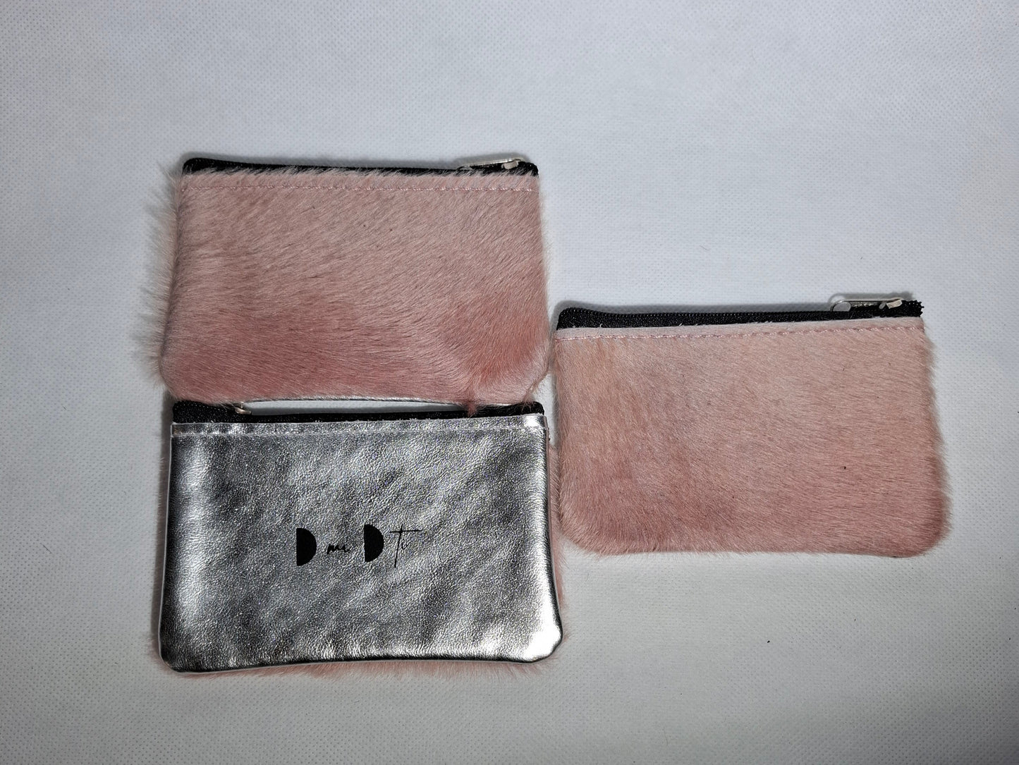 Monedero de piel con pelo rosa y piel plata
