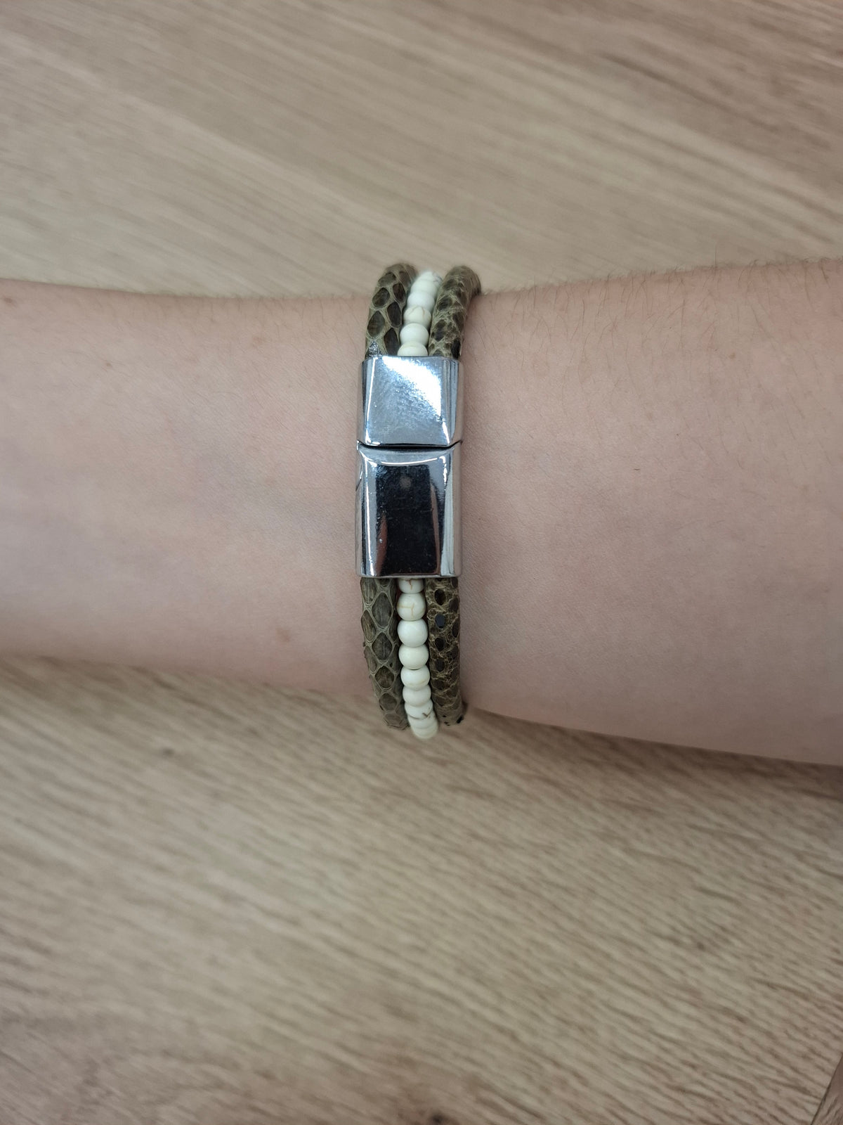 Pulsera piel de serpiente con abalorios verde y azul