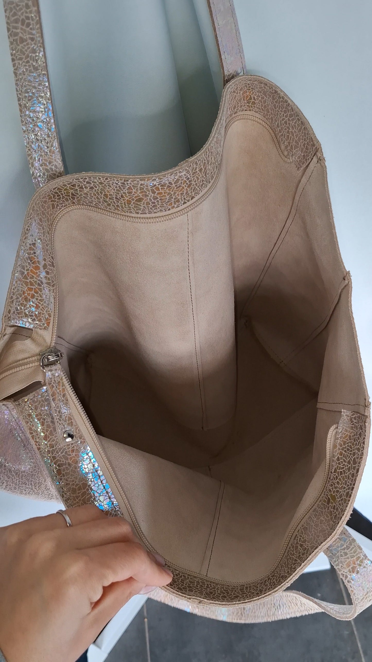 Bolso shopper VEGA XL piel brillante tornasolada beige