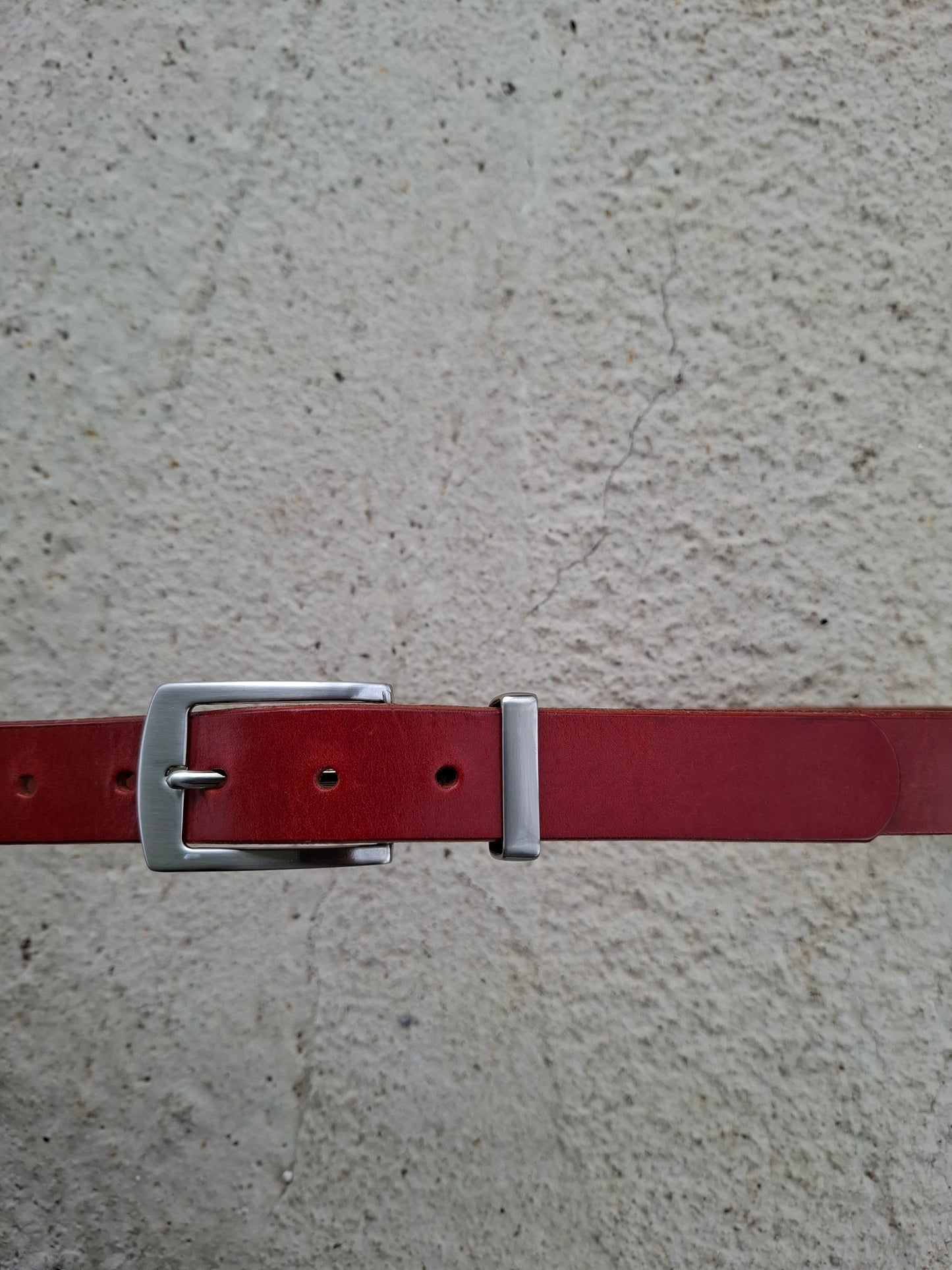 Cinturón hombre de piel cereza 2,5cm hebilla plata satinada