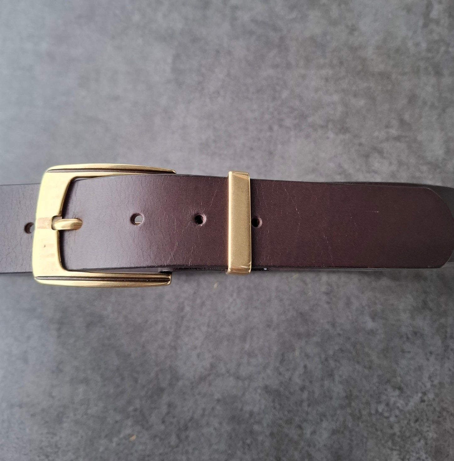 Cinturón hombre de piel marrón 4cm hebilla oro viejo con raya negra