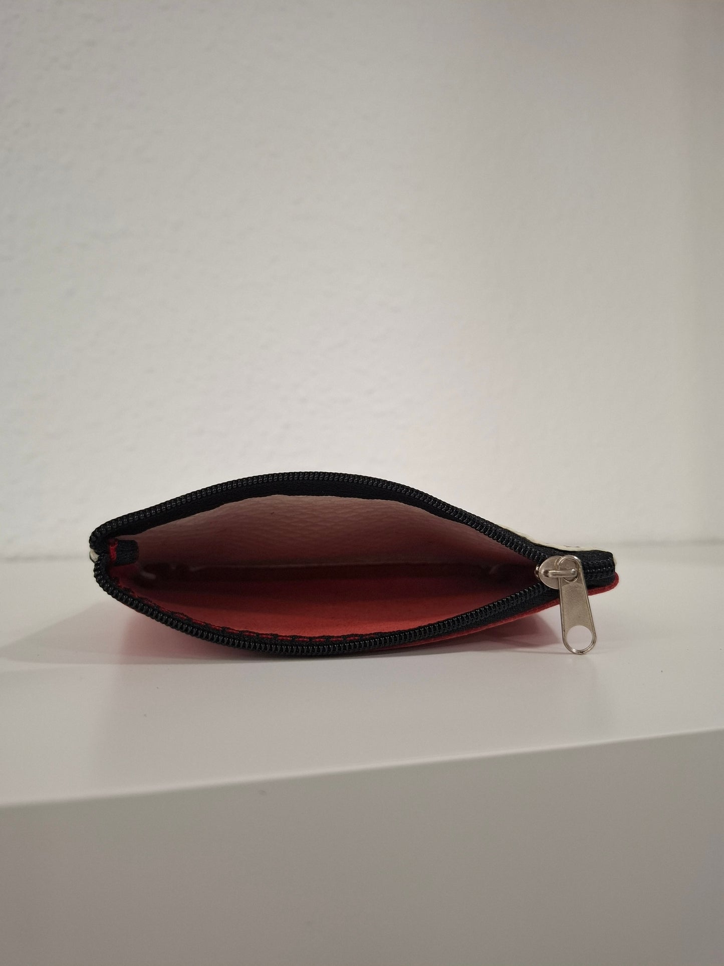 Monedero de piel mosaico beige y rojo