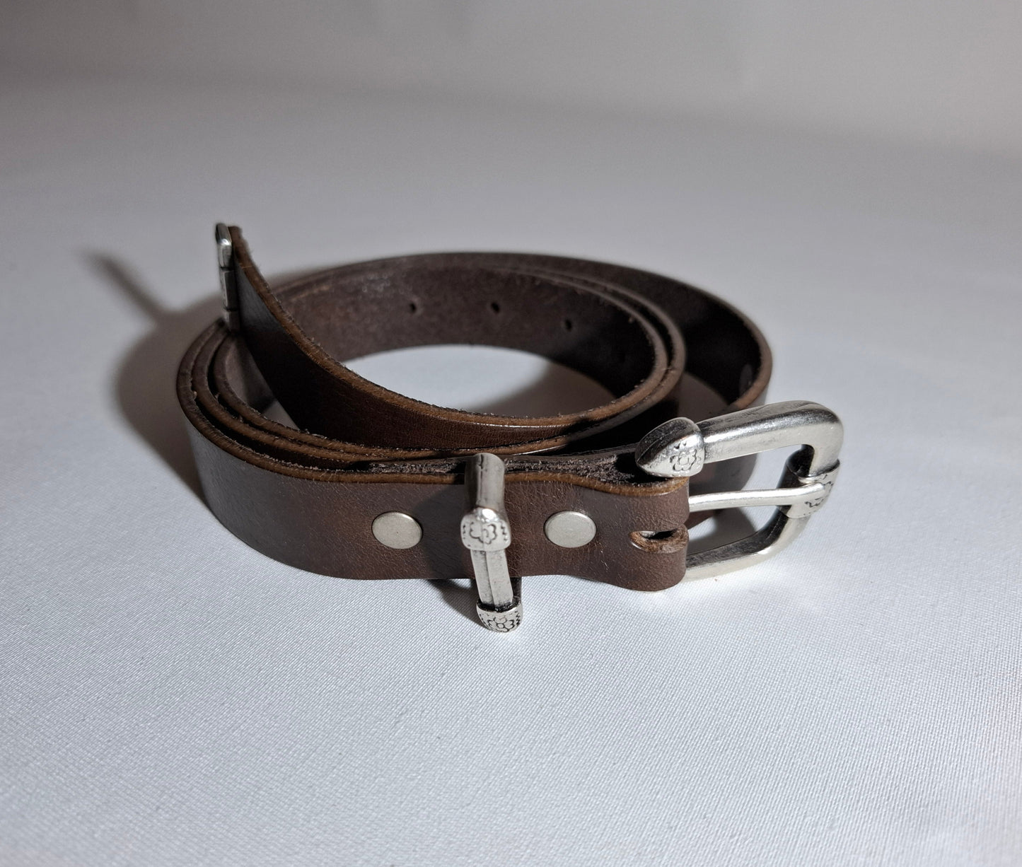 Cinturón de piel 2,5cm hebilla florecitas