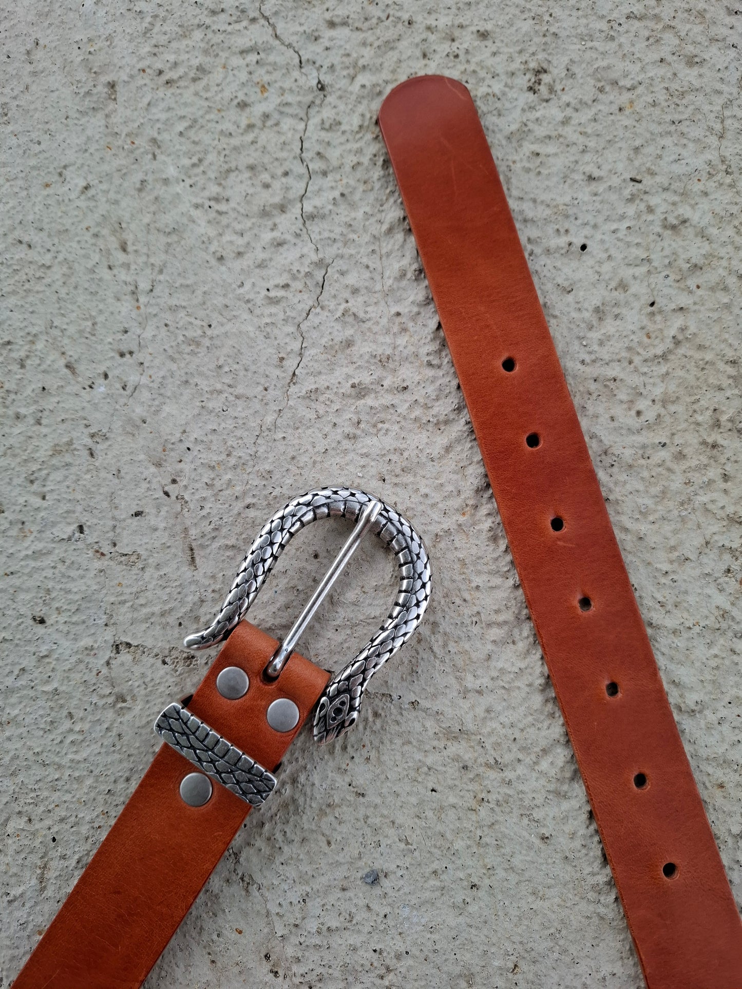 Cinturón de piel camel 3cm hebilla serpiente plata vieja