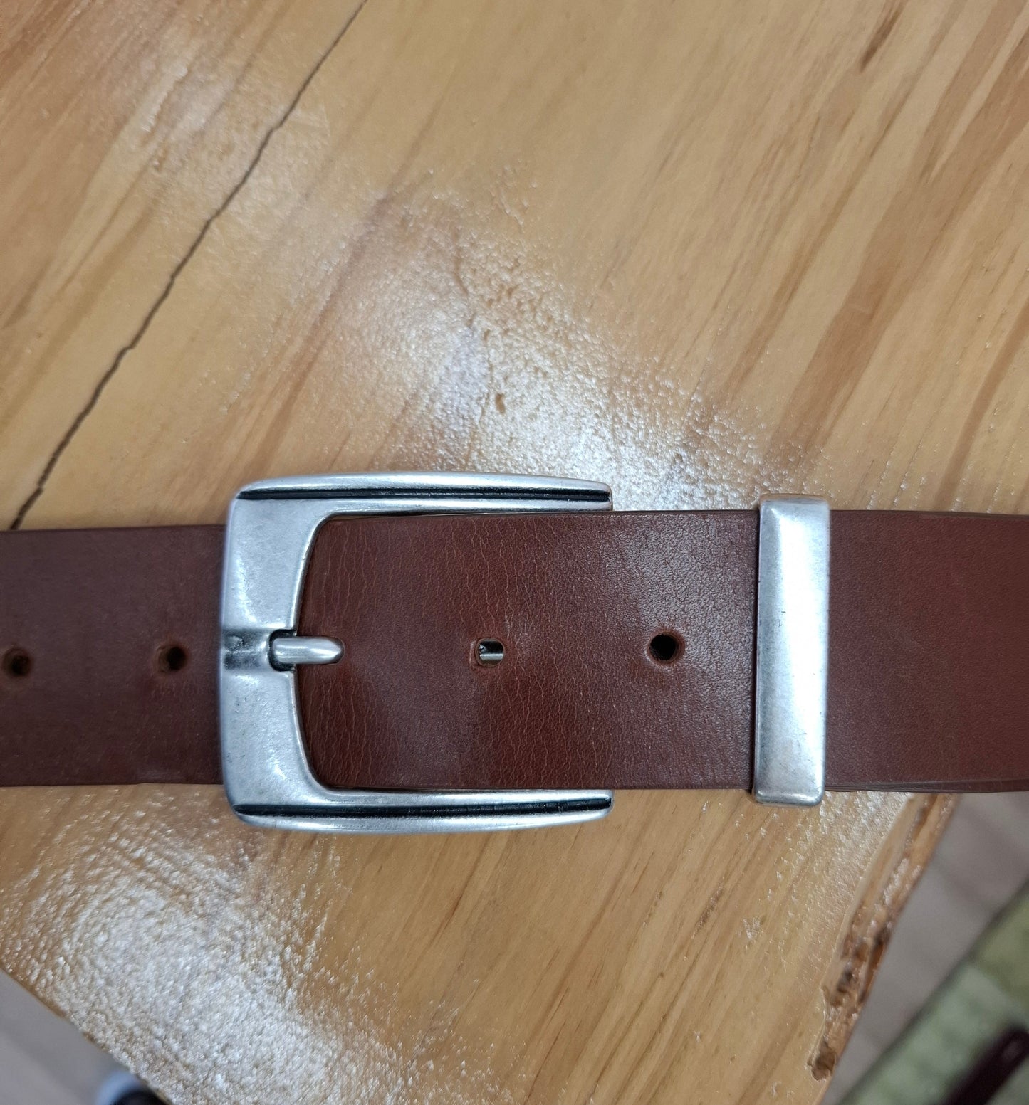 Cinturón hombre de piel marrón 4cm hebilla plata vieja con raya negra