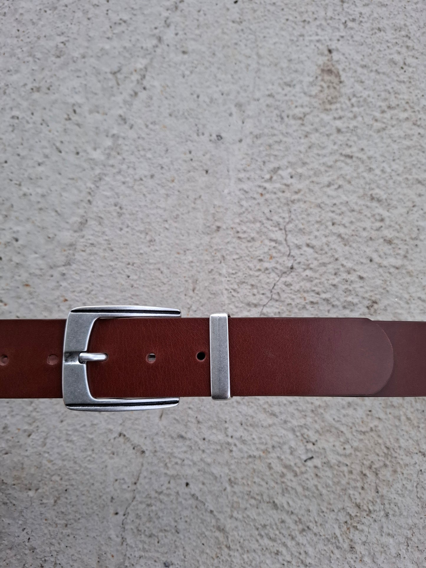 Cinturón hombre de piel marrón 4cm hebilla plata vieja con raya negra