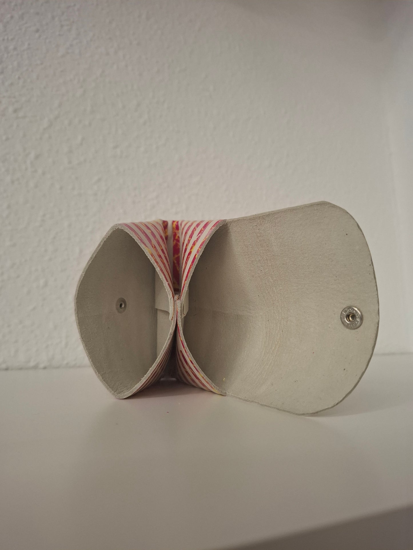 Monedero corchete piel rayas y flores rosa amarillo