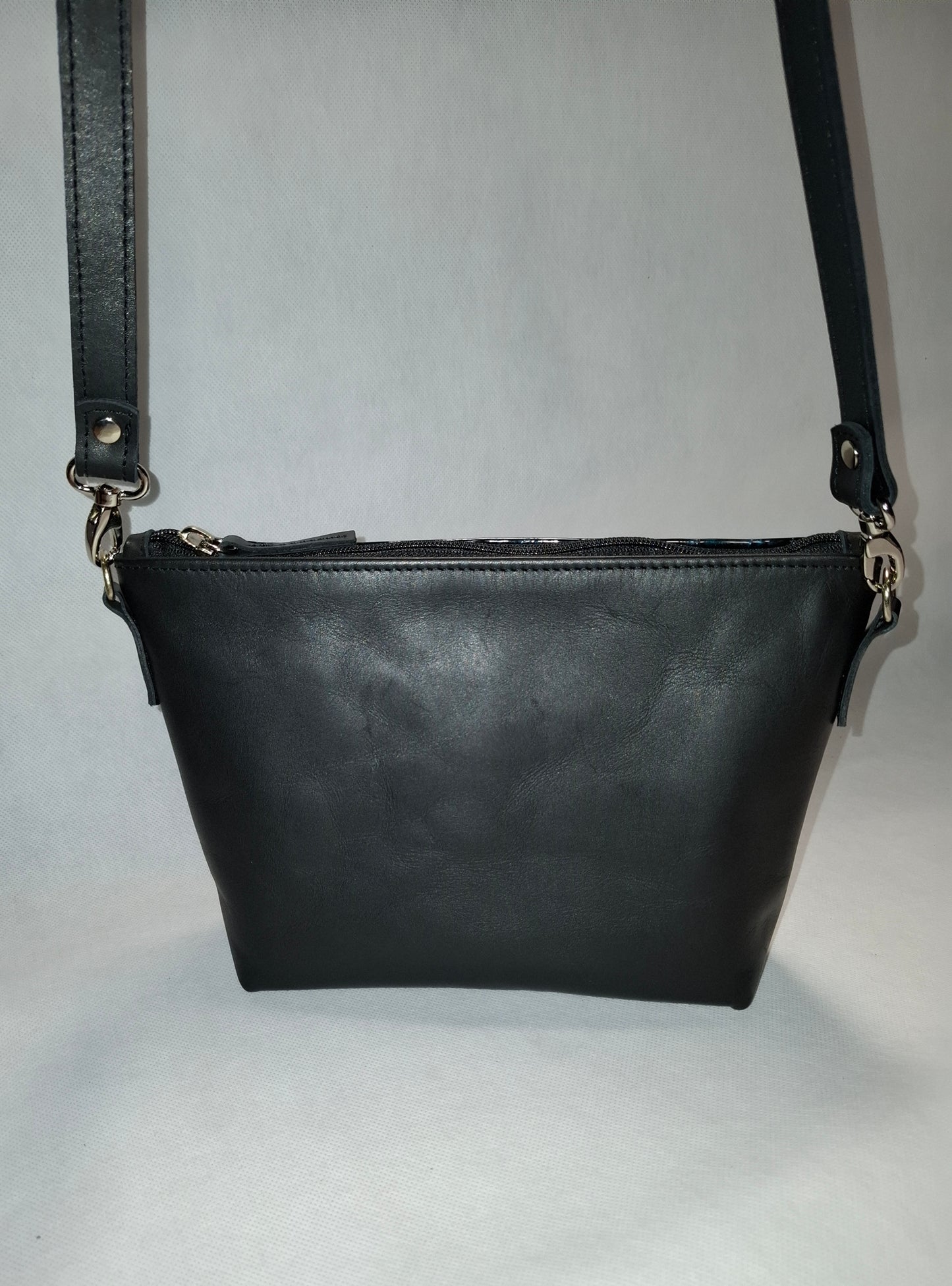 Bolso bandolera YERA piel escama azul brillo y negro