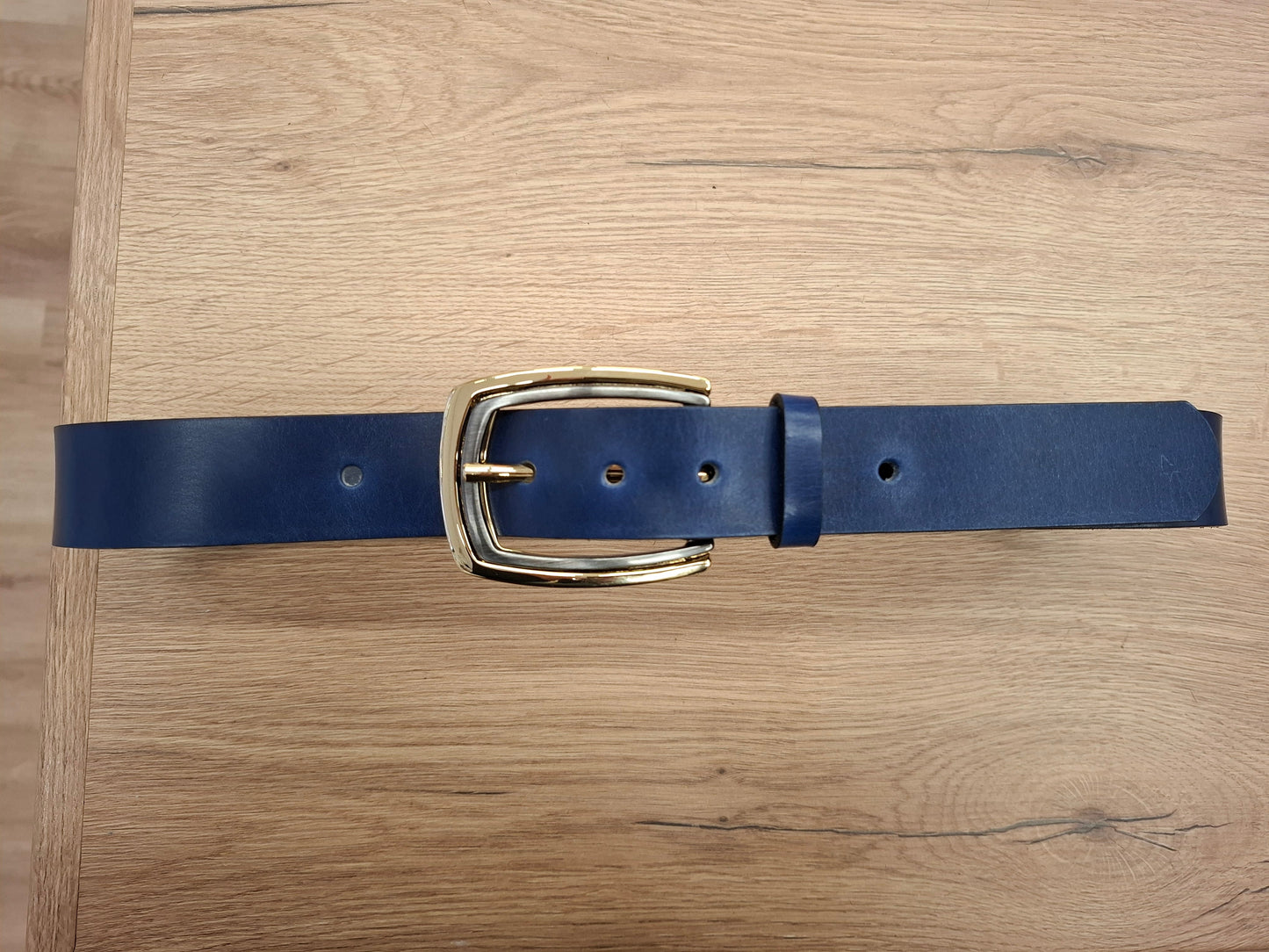 Cinturón de piel azul 3,5cm hebilla oro y fumé