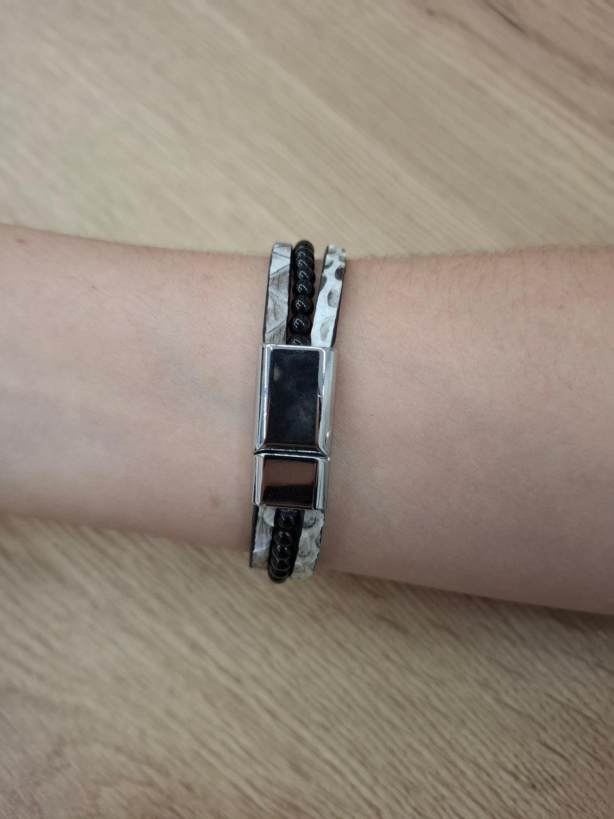 Pulsera piel de serpiente con abalorios verde y blanco