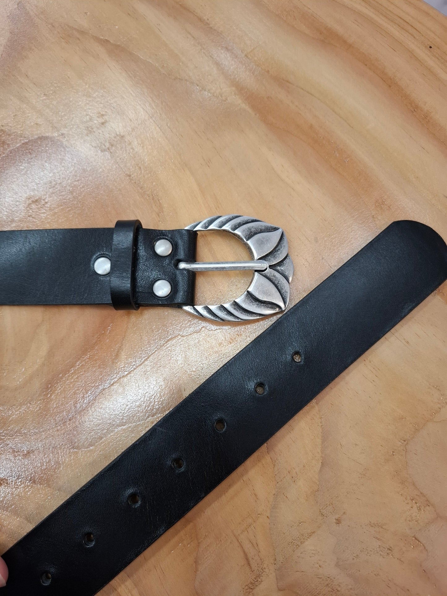 Cinturón de piel negro 4cm hebilla flor