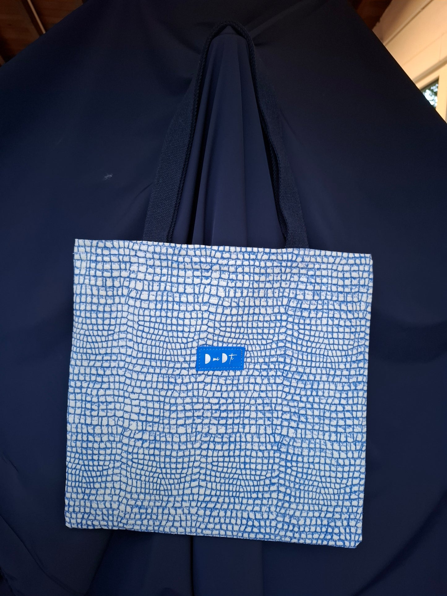 Bolsa IGUÑA estampado escama blanco y azul