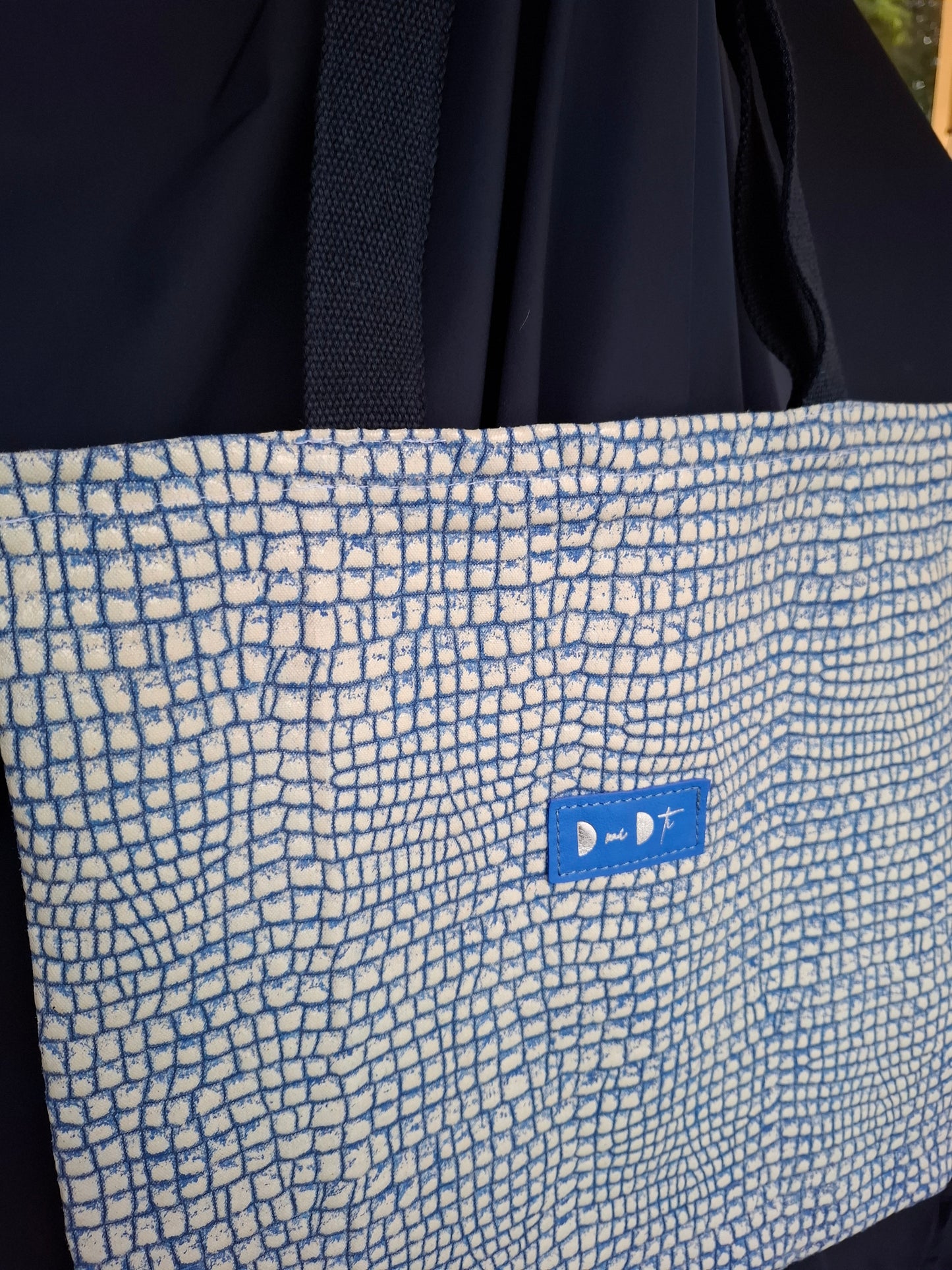 Bolsa IGUÑA estampado escama blanco y azul