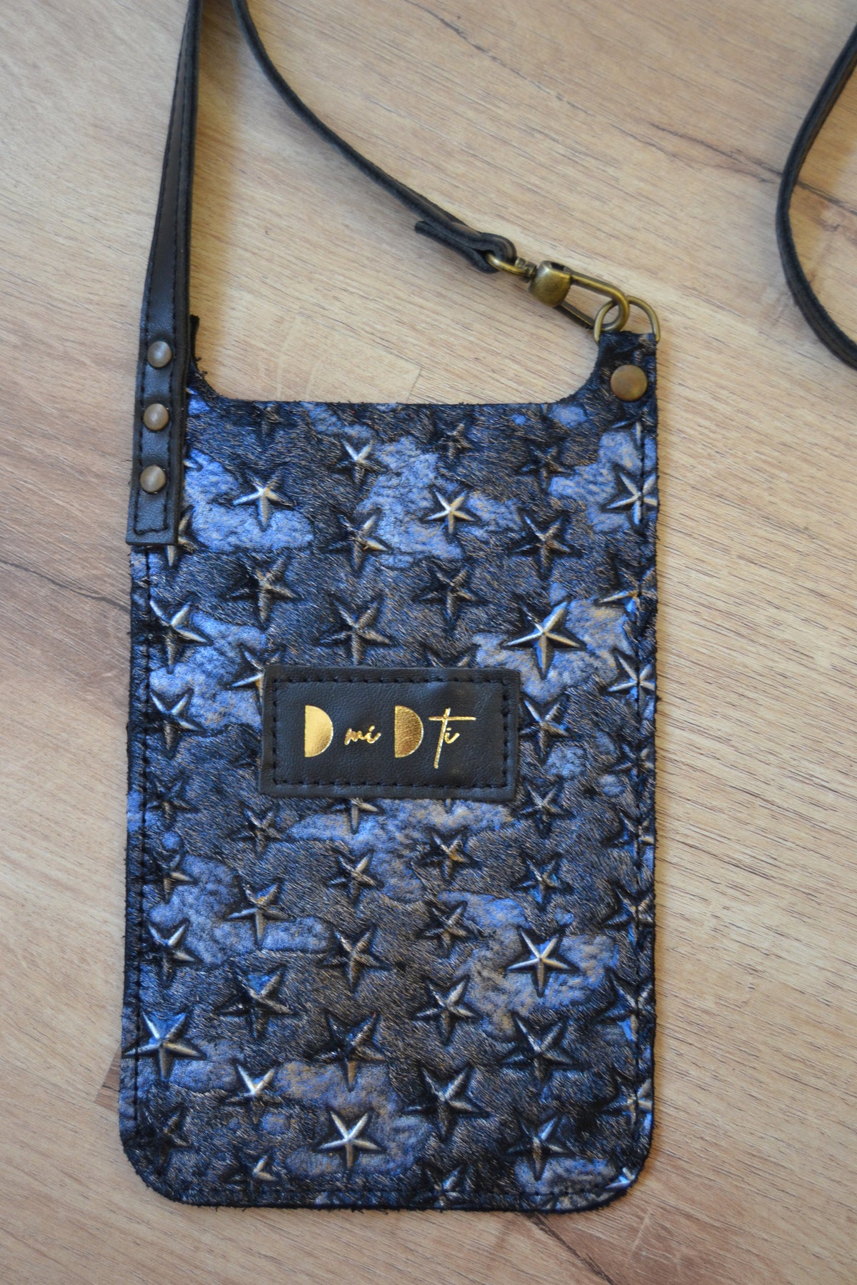 Bolso de móvil piel con pelo estrellas