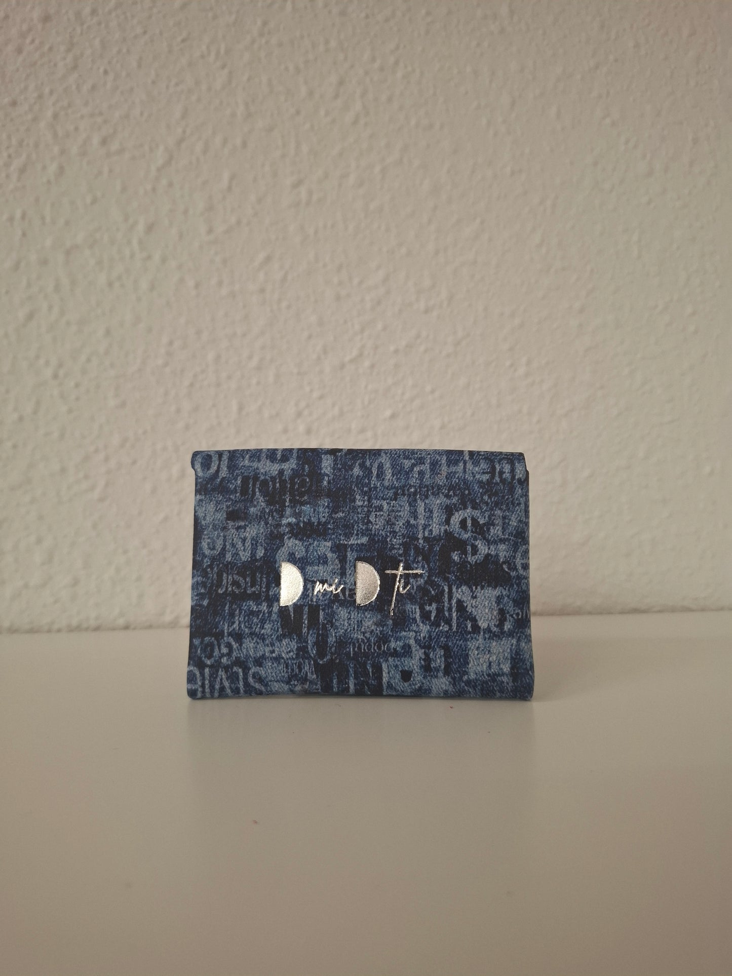 Monedero corchete piel escama azul letras