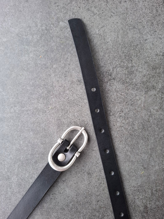 Cinturón de piel negro 2cm hebilla ocho plata vieja