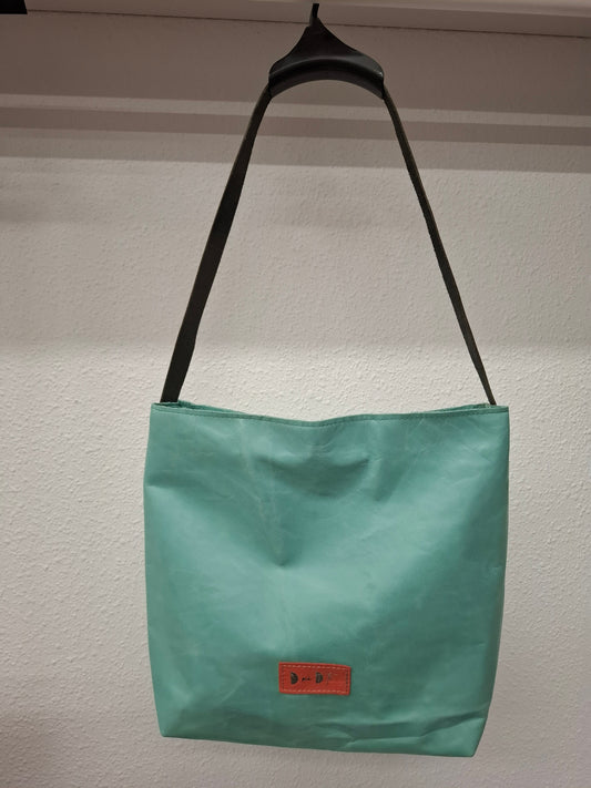 Bolso IGUÑA piel aguamarina