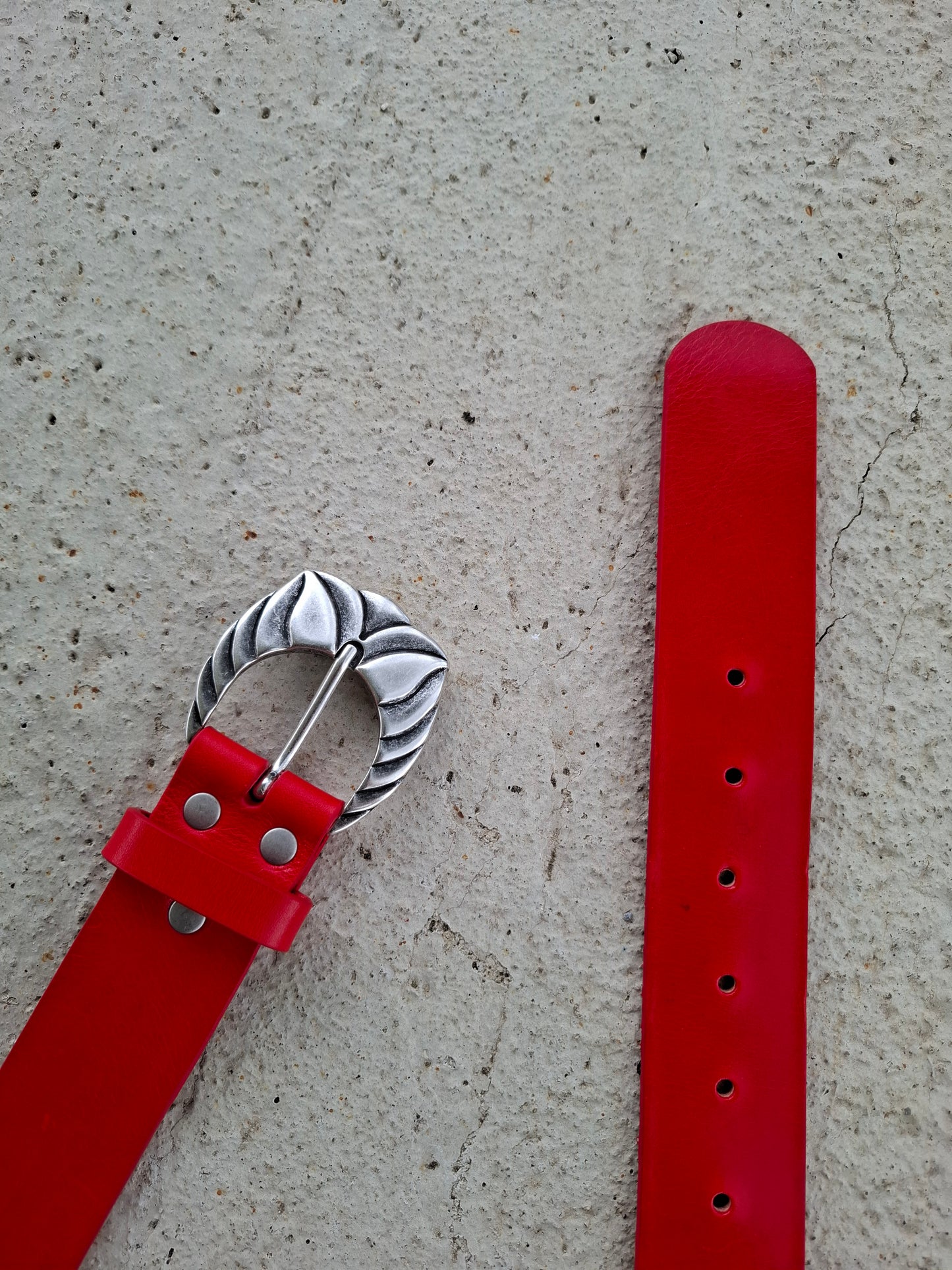 Cinturón de piel rojo 4cm hebilla flor