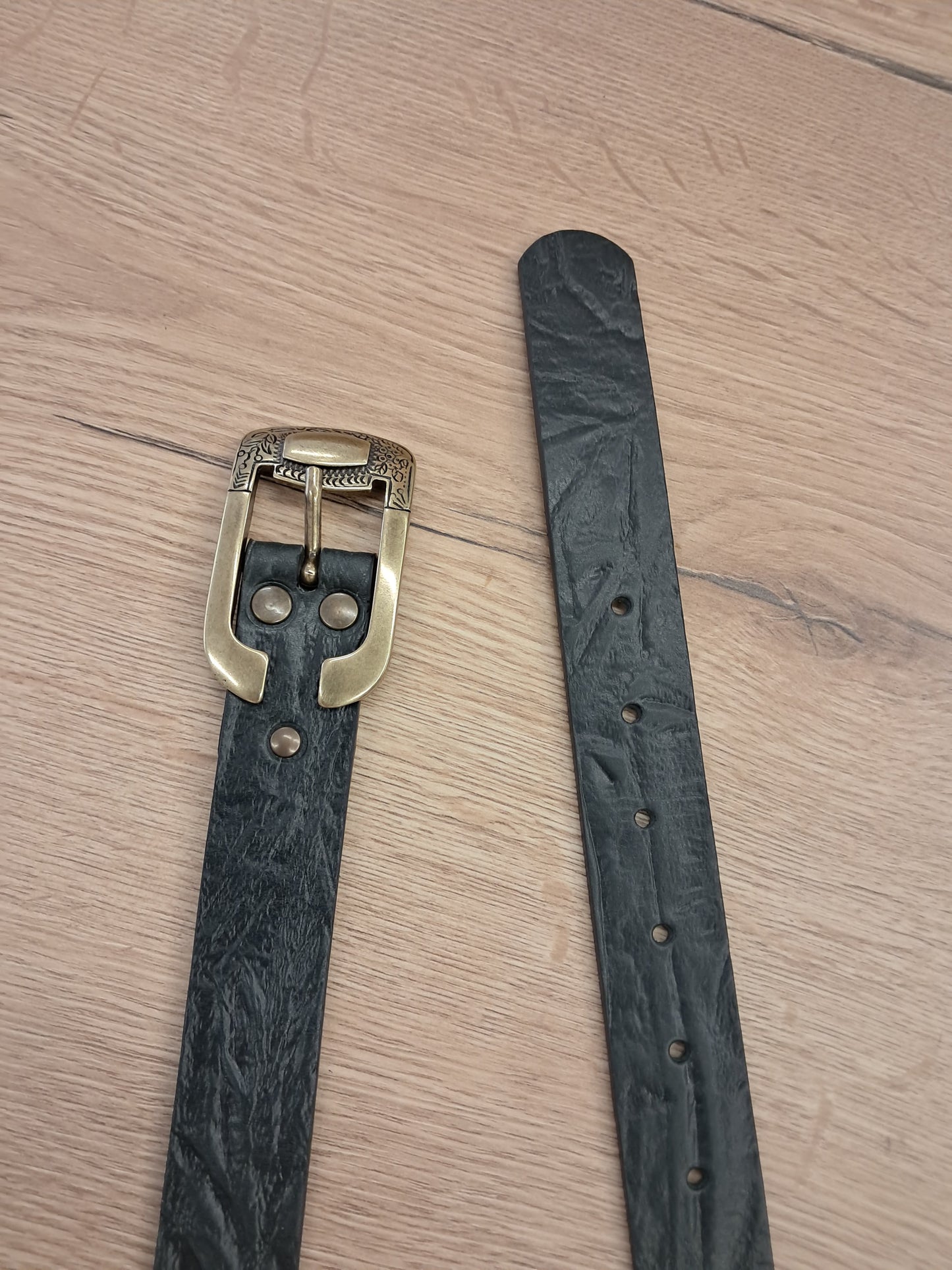 Cinturón de piel negro grabado rayas 3cm hebilla oro viejo patillas