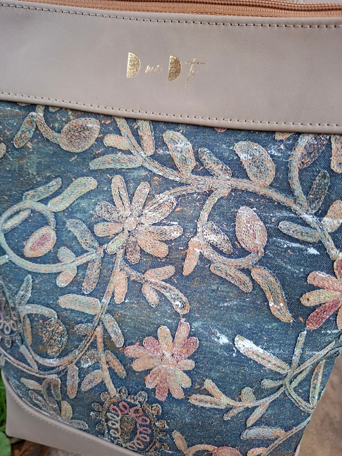 Mochila antirrobo TERRA CHÁ piel color topo y denim efecto óxido