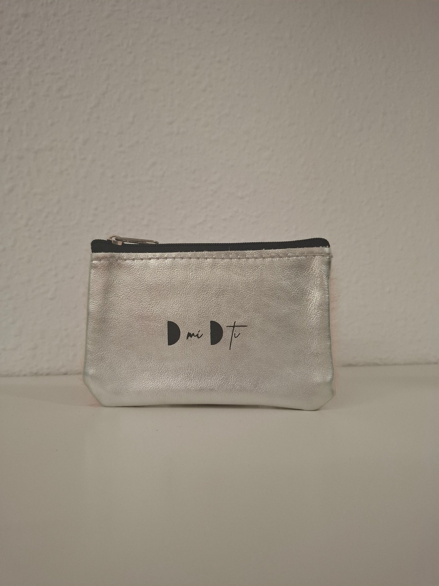 Monedero de piel con pelo rosa