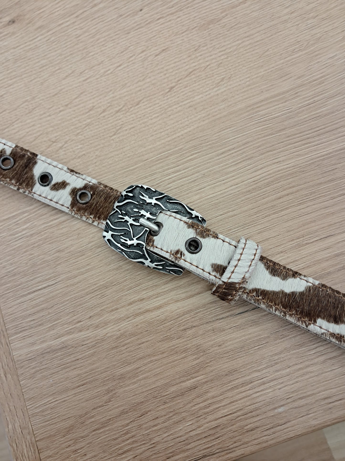 Cinturón de piel con pelo vaca 2,5cm hebilla lagartijas plata vieja