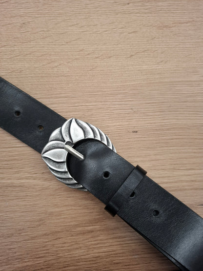 Cinturón de piel negro 4cm hebilla flor