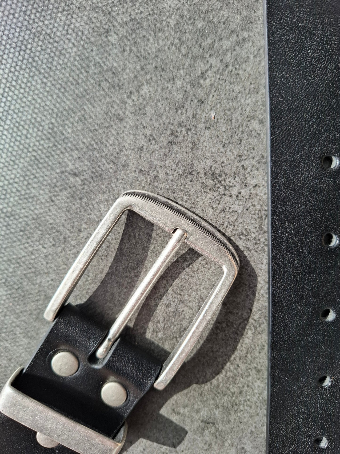 Cinturón hombre de piel negro 4cm hebilla plata vieja muescas