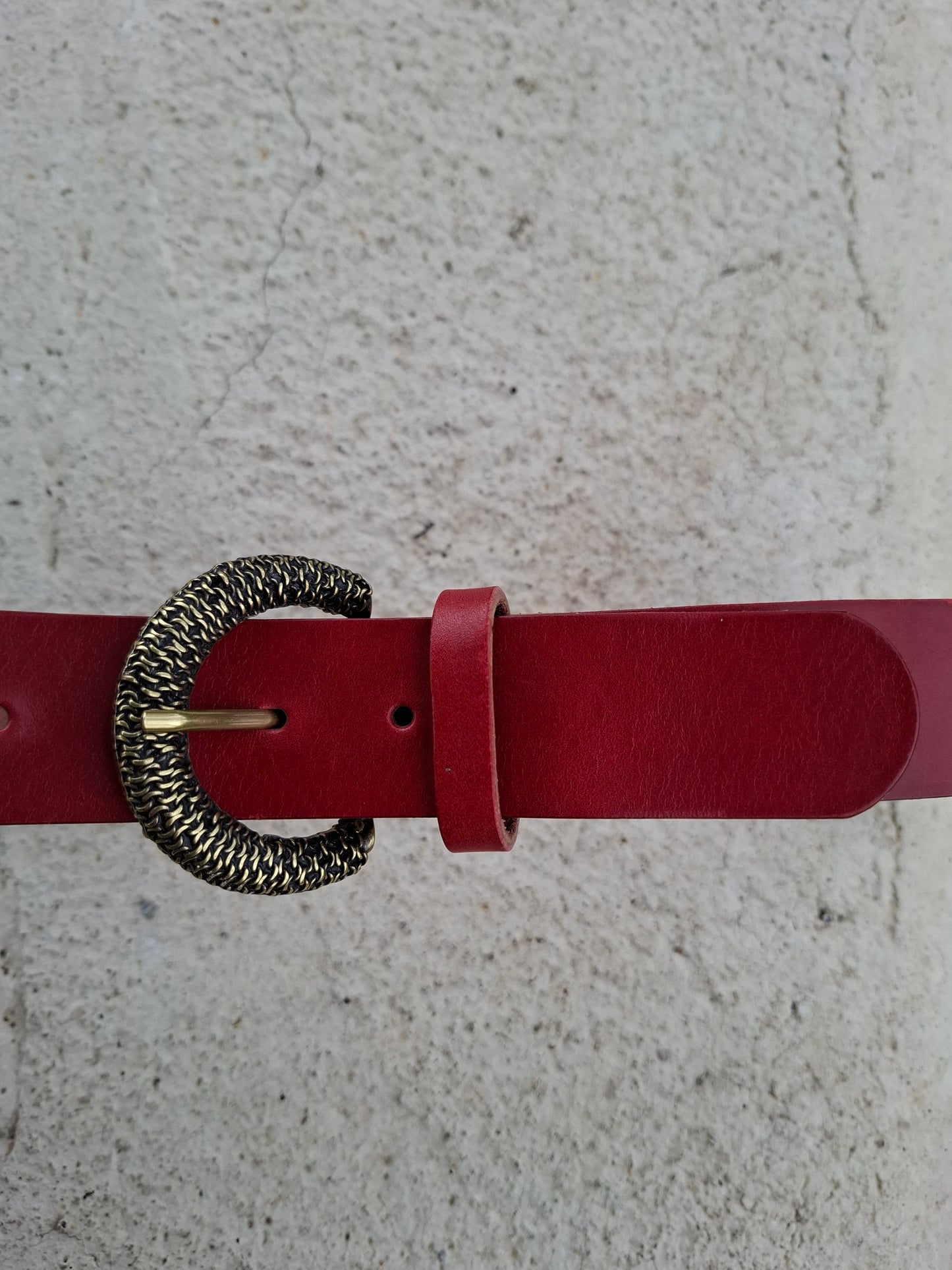 Cinturón de piel cereza 4cm hebilla oro envejecido y negro