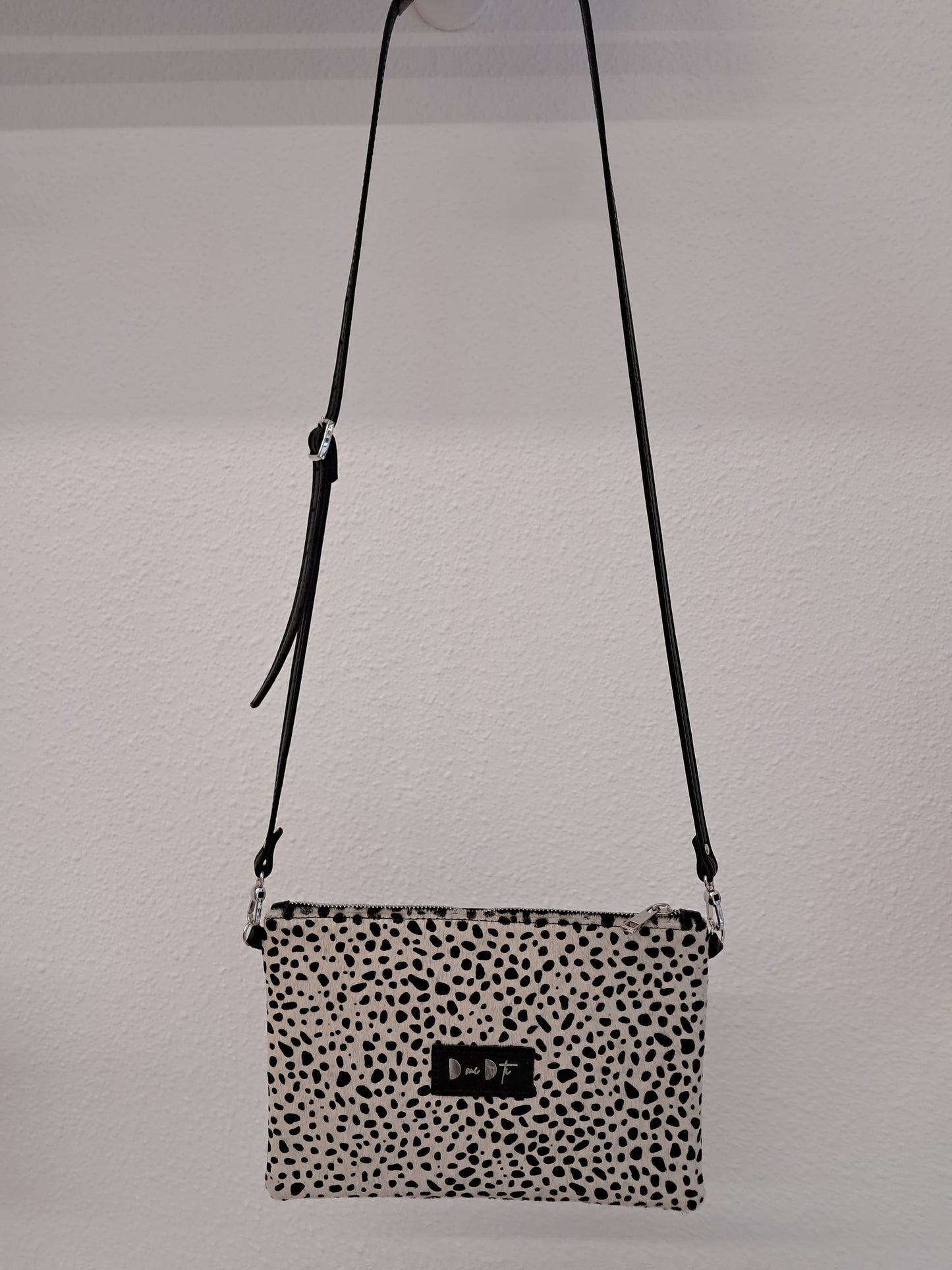 Bolso bandolera DOBRA piel con pelo dálmata blanco