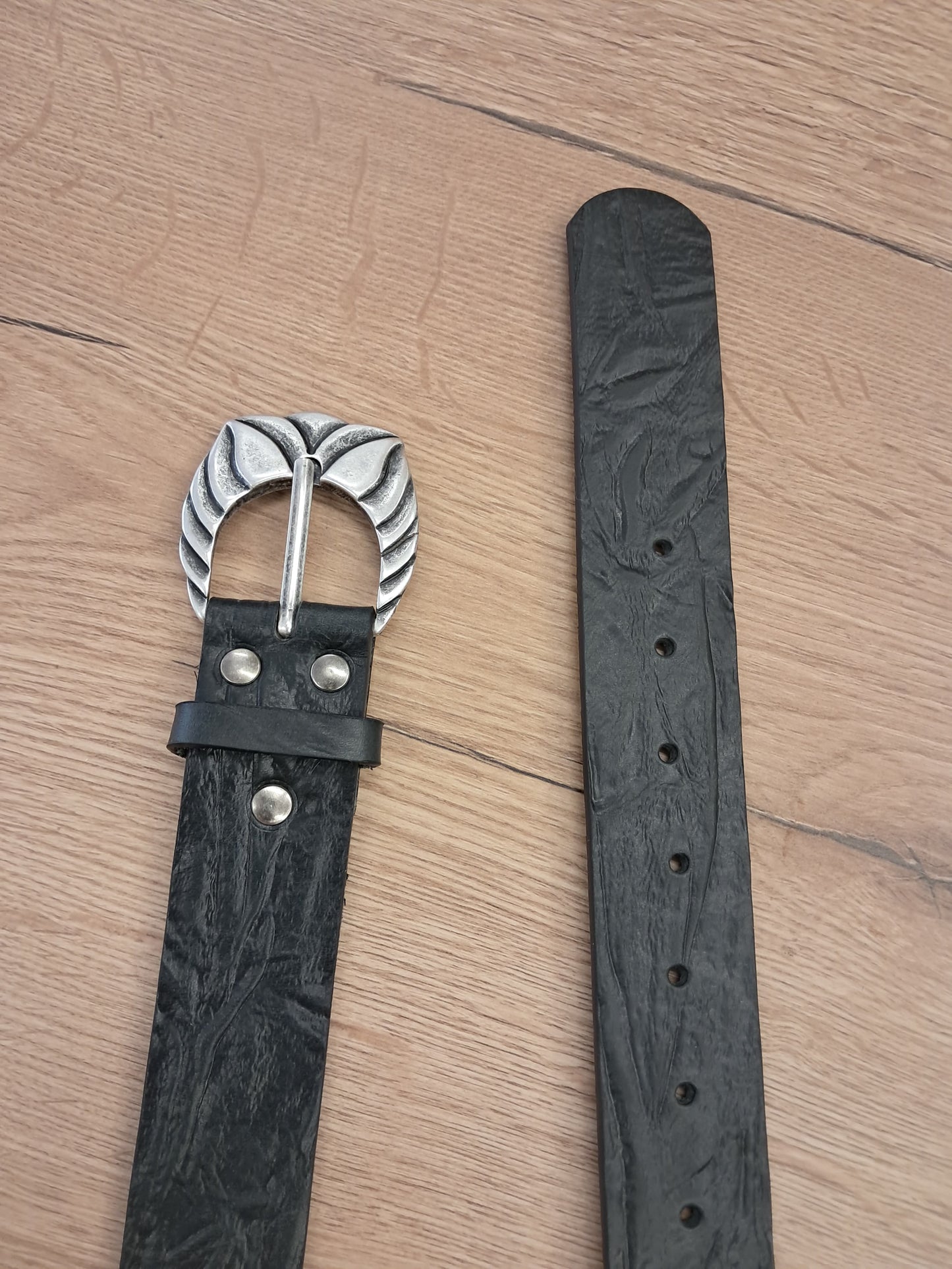 Cinturón de piel negro grabado rayas 4cm hebilla flor