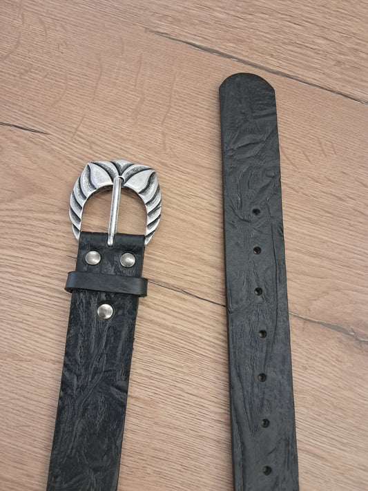 Cinturón de piel negro grabado rayas 4cm hebilla flor