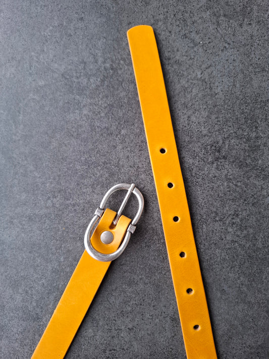Cinturón de piel amarillo 2cm hebilla ocho plata vieja