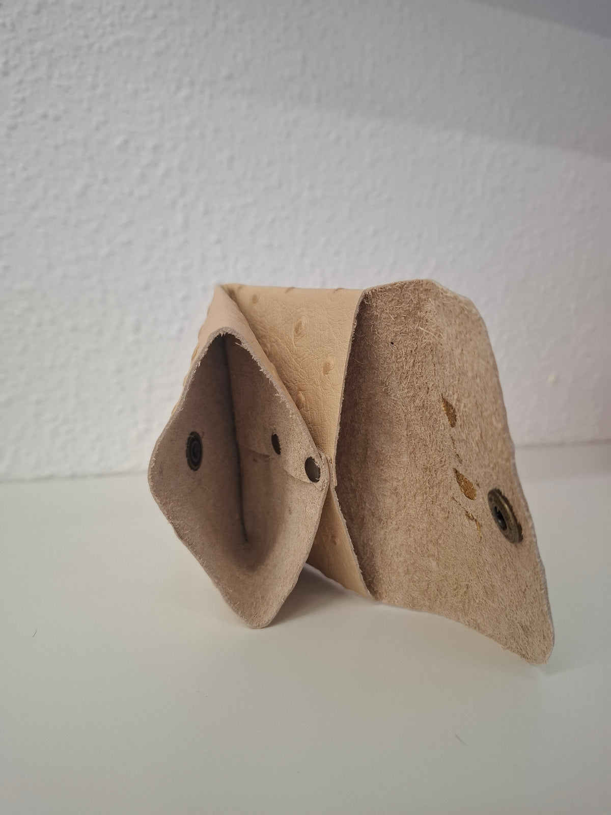 Monedero corchete piel estampada avestruz beige