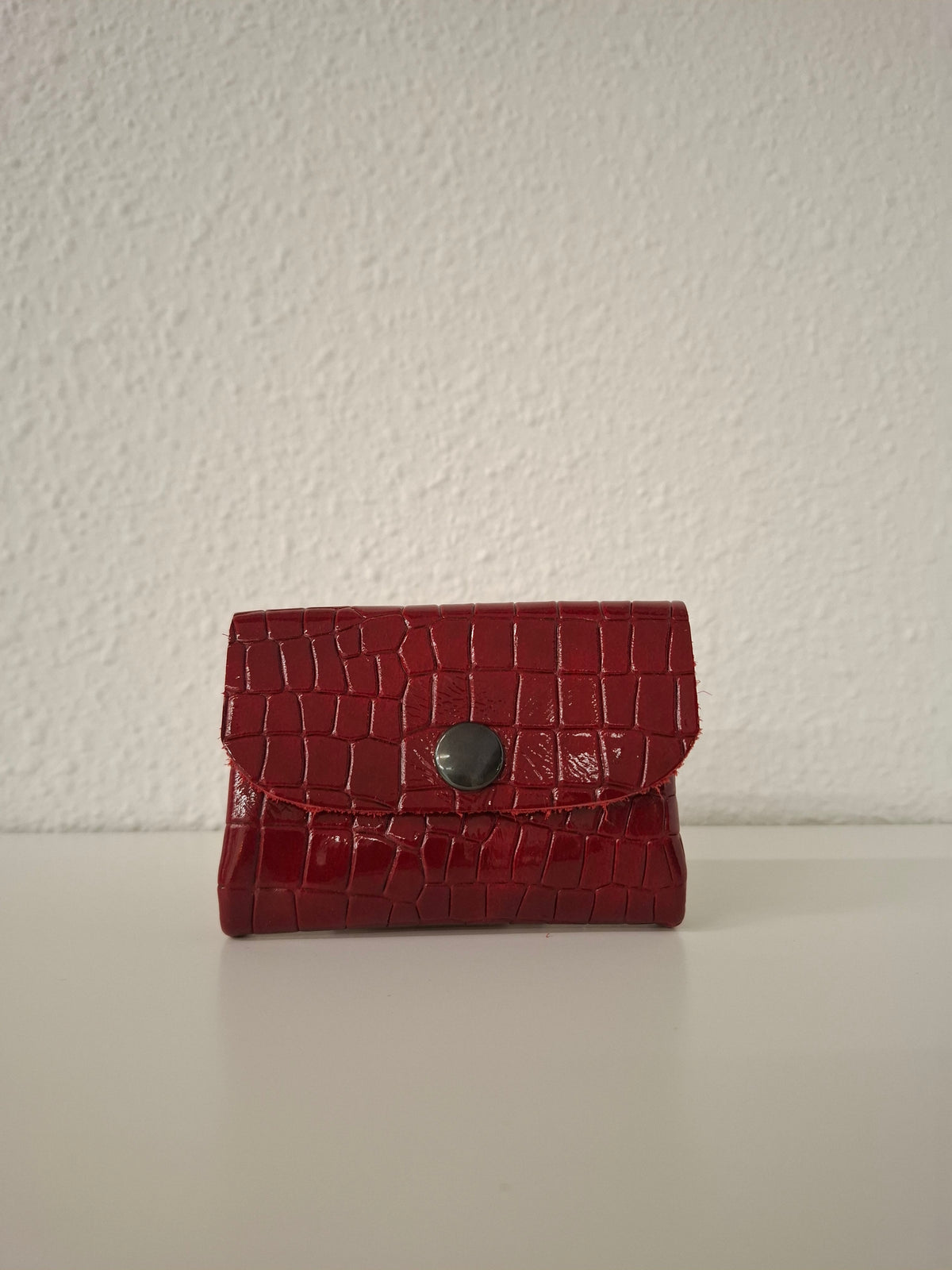Monedero corchete piel escama rojo brillo
