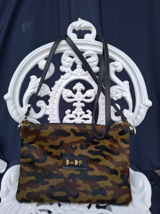 Bolso bandolera DOBRA pelo camuflaje y piel negra