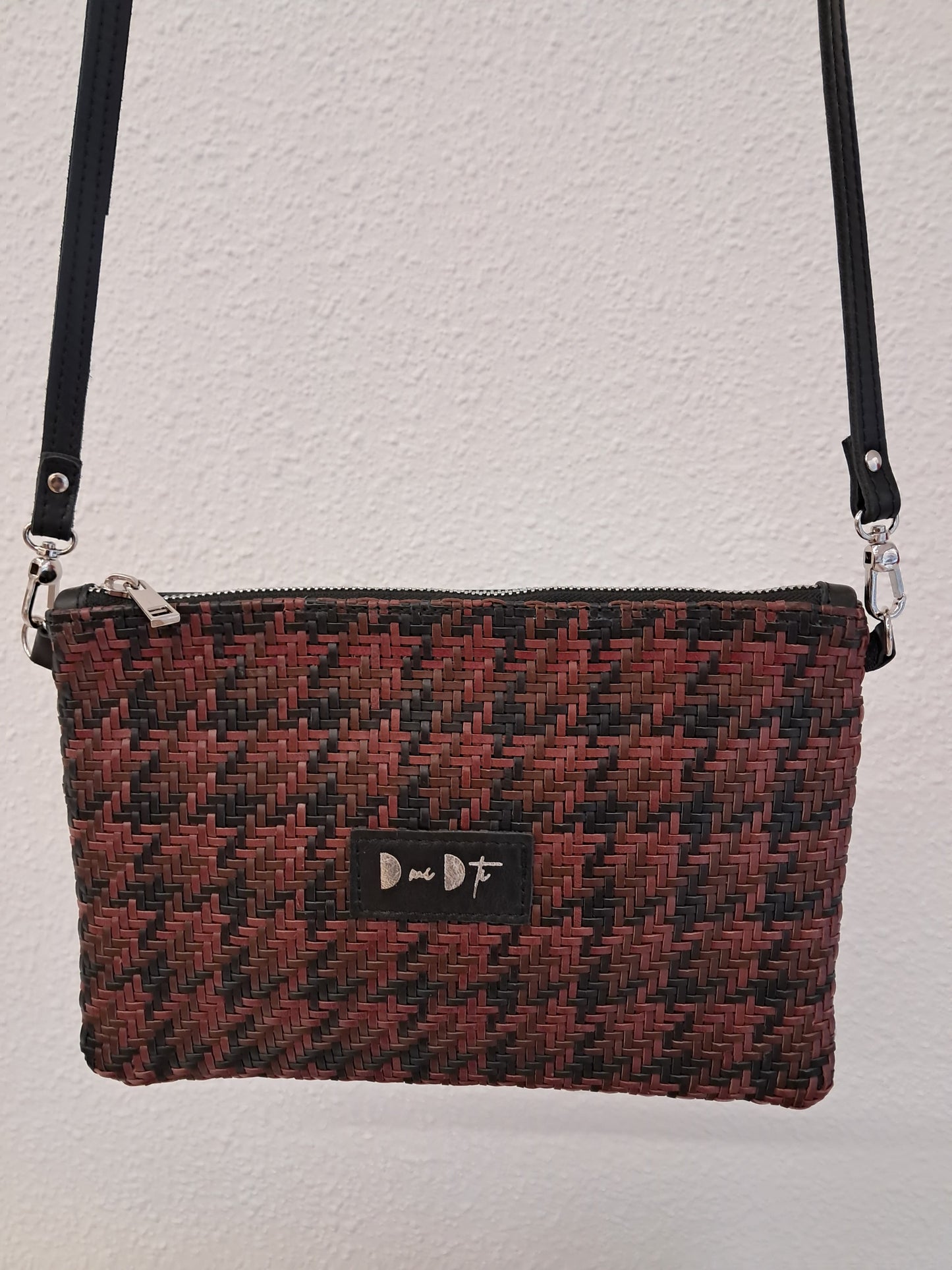 Bolso bandolera DOBRA piel trenzada negro y granate