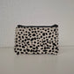 Monedero de piel con pelo dálmata blanco