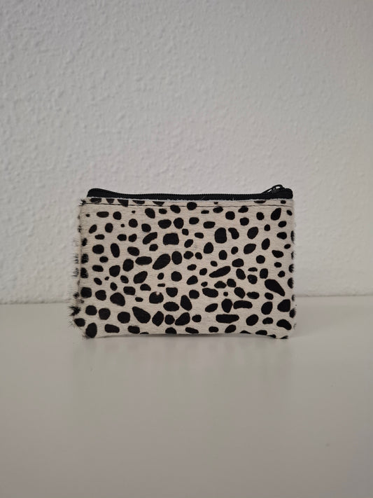 Monedero de piel con pelo dálmata blanco