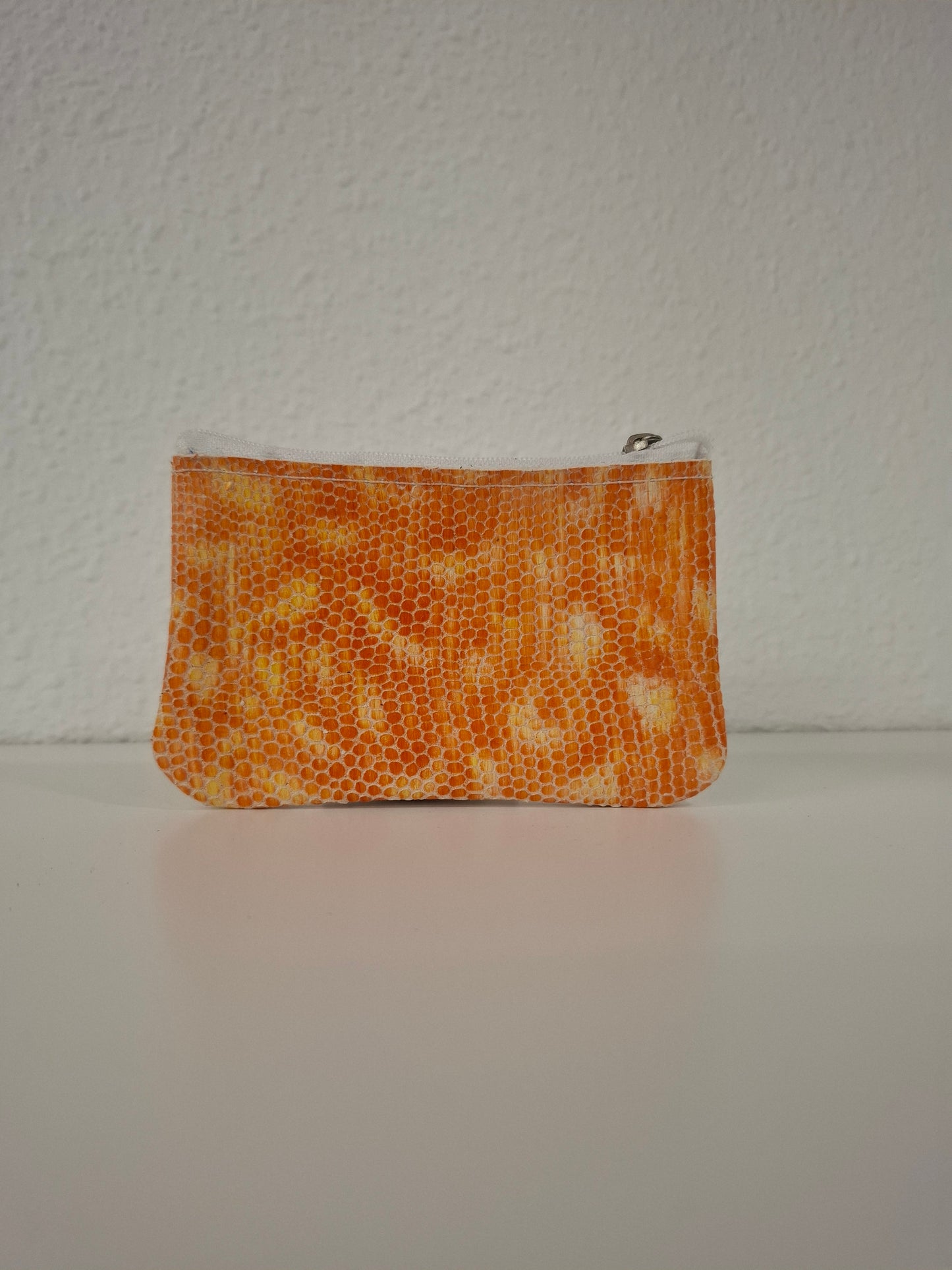 Monedero de piel naranja y blanco