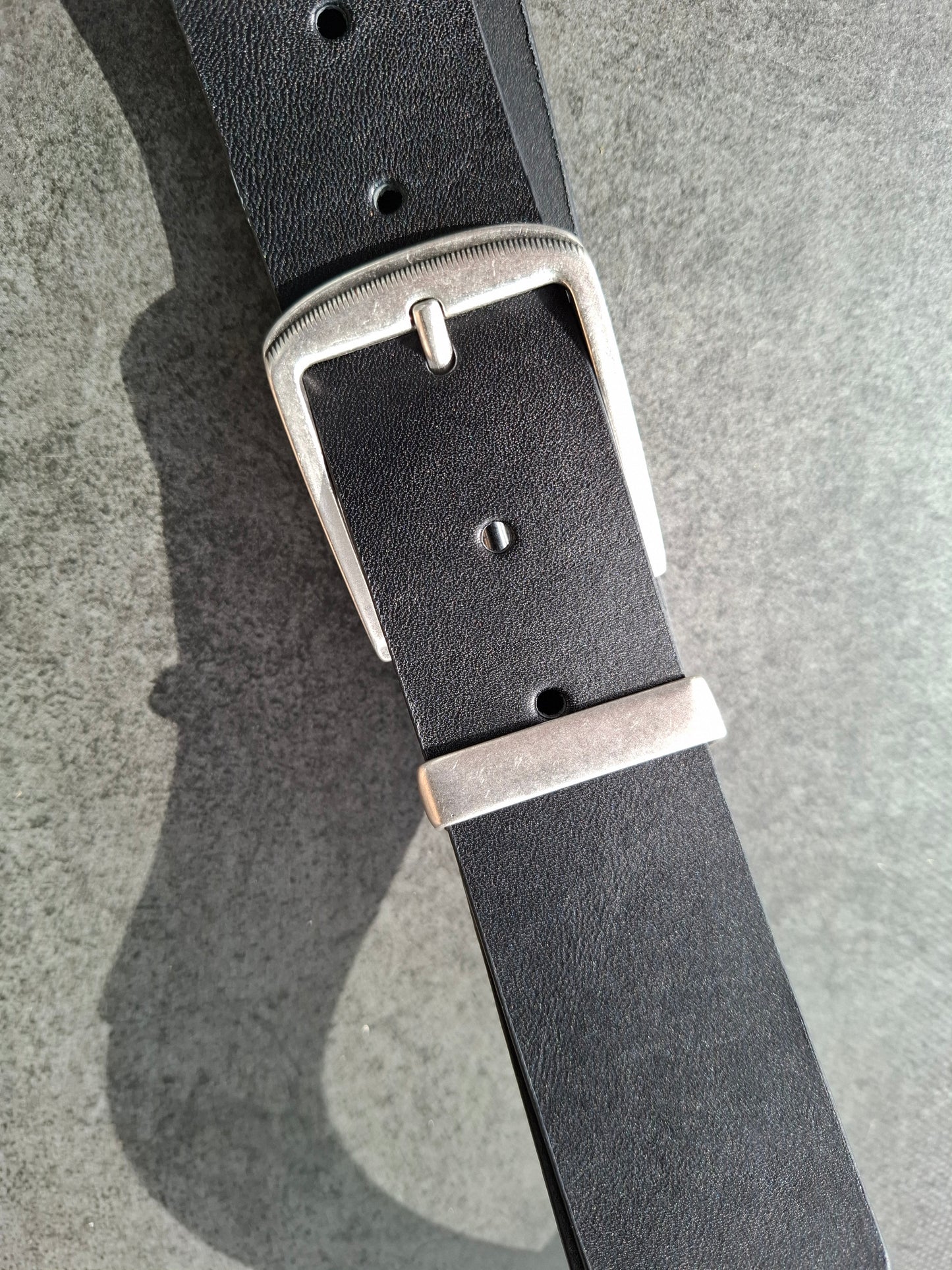 Cinturón hombre de piel negro 4cm hebilla plata vieja muescas