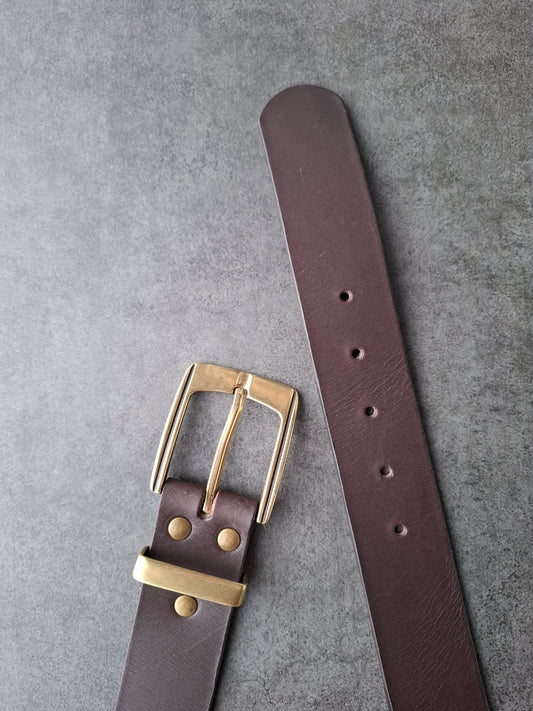 Cinturón hombre de piel marrón 4cm hebilla oro viejo con raya negra
