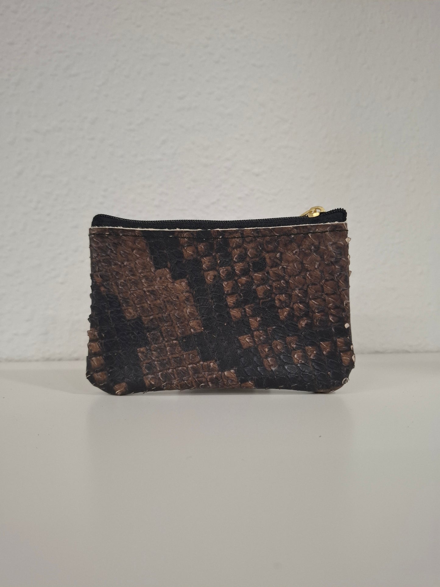 Monedero de piel marrón y negro serpiente