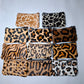 Monedero de piel con pelo animal print grande